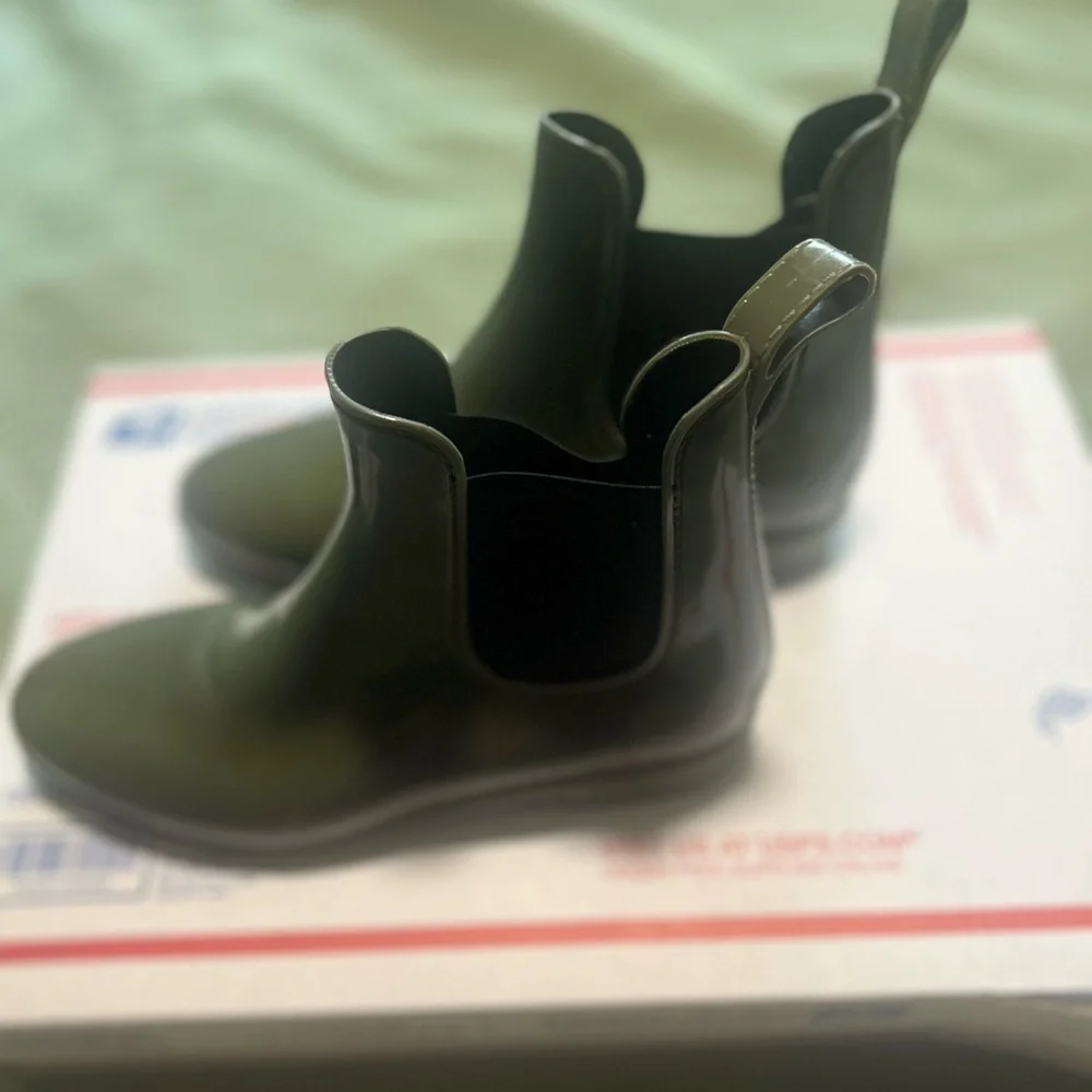 J.Crew Chelsea Rain Ankle Boots Olive Green Rubber Waterproof Size 9